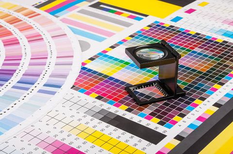 The magnifying glass standing on a leaf of the test print